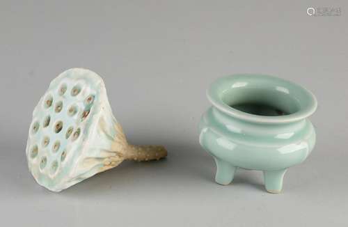 Two parts of Chinese porcelain. Comprising: Sacred