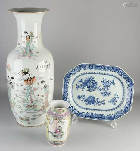 Three pieces of Chinese porcelain. Consisting of: 18th