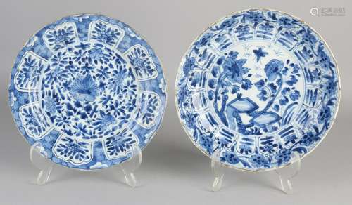 Two 17th - 18th century Chinese porcelain plates Kang