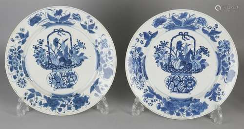 Two large 18th century Chinese porcelain Kangxi plates