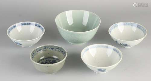 Five Chinese porcelain bowls. Divers. 19th - 20th