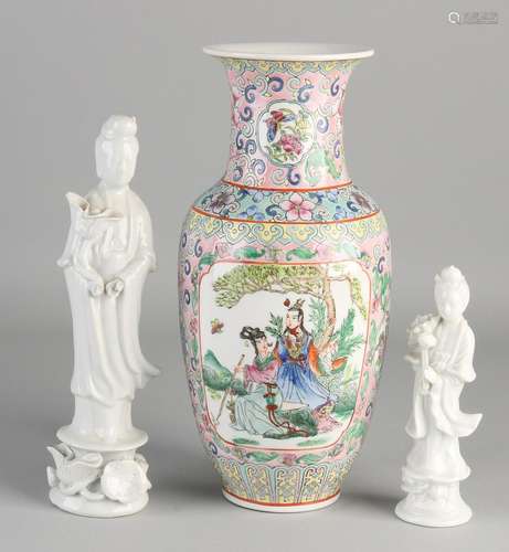 Three times Chinese porcelain. Consisting of: Two Blanc