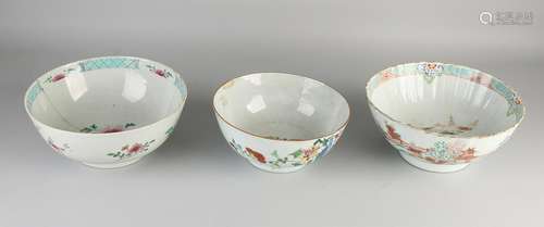 Three major Chinese porcelain bowls. Consisting of: