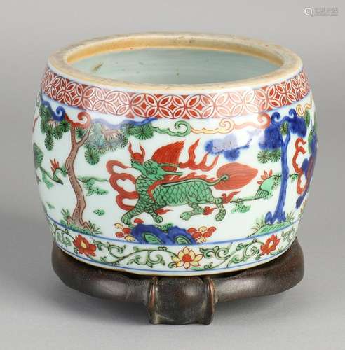 Chinese porcelain pot with dragon decor Family Verte