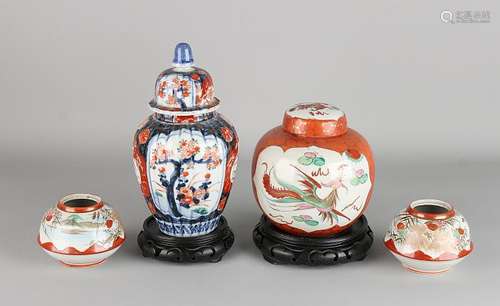 Four times antique Japanese porcelain. Comprising: