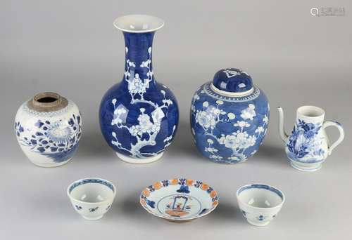 Lot Chinese porcelain. Consisting of: Two ginger jars,