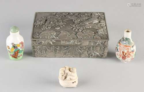 Four times antique, Japan. Consisting of: Two porcelain