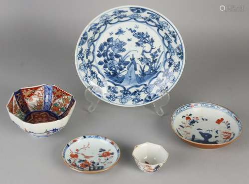 Five parts antique Chinese porcelain. Comprising: Kang