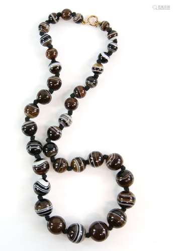 A banded agate bead necklace strung with knots to a bolt ring clasp, length 40 cm . CONDITION, a few