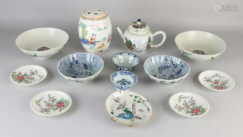 Thirteen parts of Chinese porcelain. Consisting of: Two