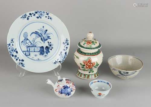 Five times diverse Chinese porcelain. Comprising Sign,