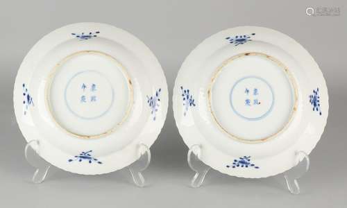 Two 18th - 19th century Chinese porcelain plates Kang