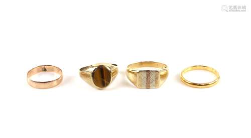 Four rings, 1930's wedding band in 22 ct, ring size Q, square signet, size Y, oval tiger's eye