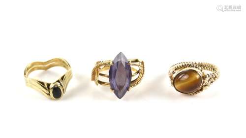 Three abstract gem set ring, one centrally set marquise cut synthetic colour change sapphire, 19 x