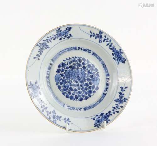 A blue and white Chinese Export plate, decorated with floral designs, 22.5 cm diameter, Qianlong. No