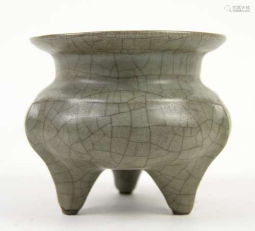 A ge or guan style, grey/green monochrome tripod incense burner with crackle design, 10 cm high,