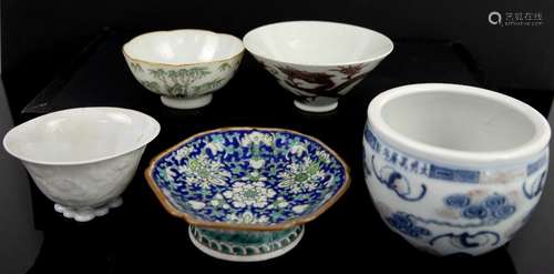 Five Chinese porcelain wares, comprising: a Blanc-de-Chine libation cup decorated with floral