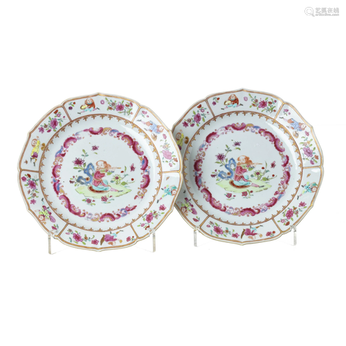 Pair of 'Flute Player' plates in Chinese porcelain,