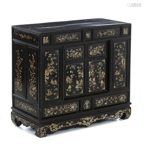 Chinese altar / cabinet with inlaid mothe…