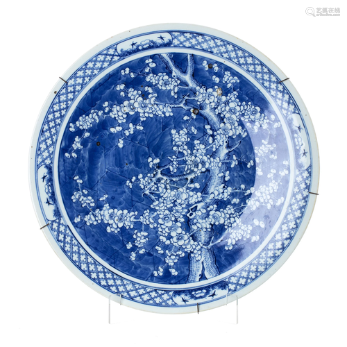 Large 'plum blossom tree' plate in Chinese porc…