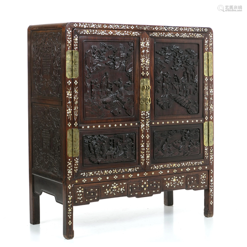 Chinese Hongmu cabinet with mother-of-pe…