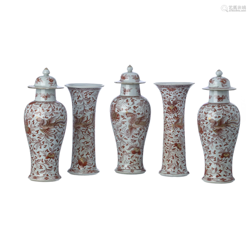 A five-piece Chinese porcelain garniture, Qianl…