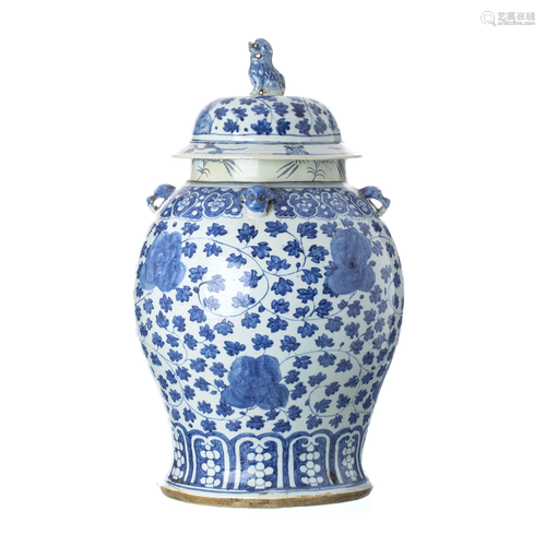 Large pot with lid in Chinese porcelain