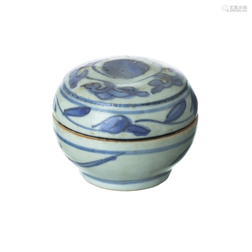 Chinese porcelain cosmetic box, Ming