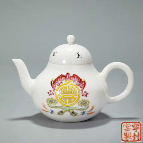 familler rose ceramic pot from Qing Dynasty