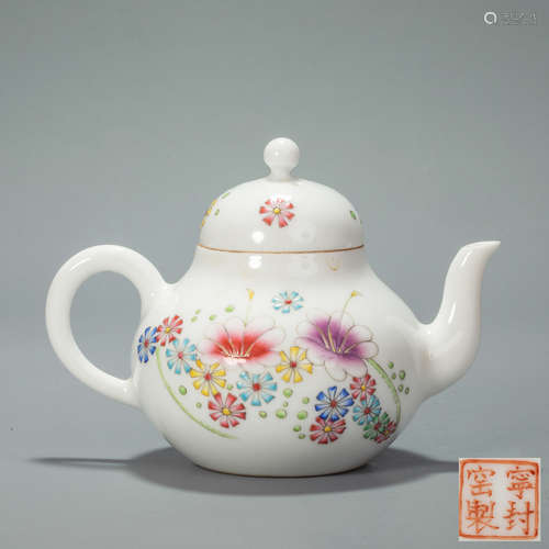 famille rose ceramic tea pot from late Qing