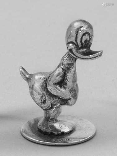 Donald DuckSilber. Auf runder, flacher Sockelplatte stehende Ente. Gest. 800. Gew. ca. 35 g. H. 4