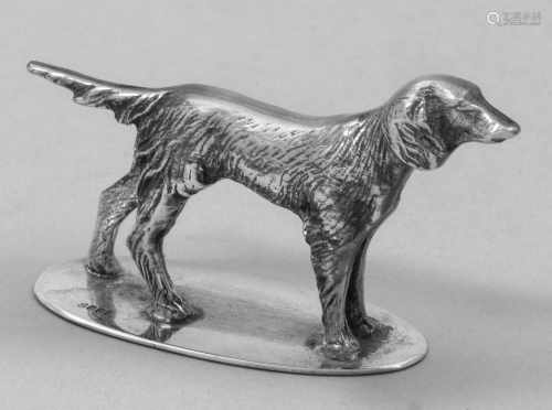 JagdhundSilber. Auf ovaler, flacher Sockelplatte stehender Vorstehhund mit naturalistischer