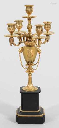 Girandole im Louis XVI-StilBronze, vergoldet sowie schwarzer Gussstein. Vasenförmiger Schaft mit