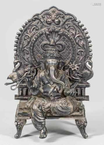 Hinduistische Gottheit des GaneshasSilber, gegossen und getrieben. Auf rechteckigem, von