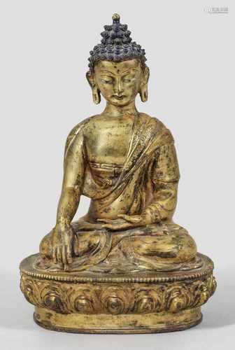 Sinotibetische Figur des Buddha ShakyamuniBronze, feuervergoldet, teilw. blau gefasst und äußerst