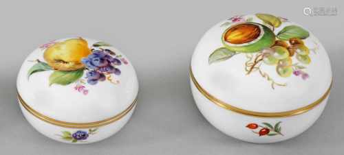 Zwei Zierdosen mit FrüchtedekorRunde Form. Farbenprächtiger Dekor aus Früchtebuketts und Blumen in