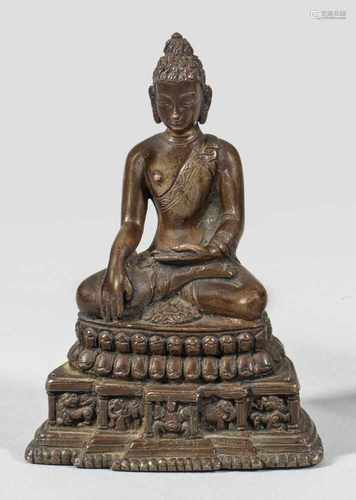 Buddha ShakyamuniBronze. Vollplastische Darstellung in meditativer Haltung mit bhumisparsa und