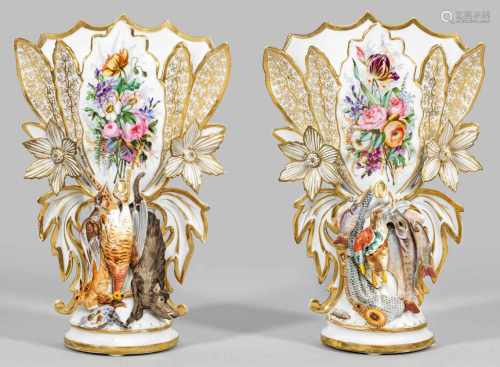 Paar französische Louis Philippe-VasenTeilw. Biskuitporzellan. Über gekehltem Rundfuß flacher,