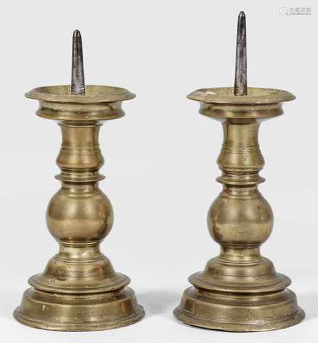 Paar Barock-BalusterleuchterBronze. Über glockenförmigem Stand hoher, mehrfach gegliederter