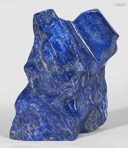 Großer Lapislazuli-GesteinsblockGeschliffen und poliert. Gew. ca. 40 kg. H. 57 cm. 46 cm x 14 cm.A