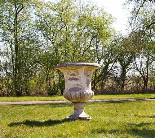 Monumentale KratervaseRoséfarben, weiß und grau gemaserter Marmor. Balusterförmiger, umlaufend stark