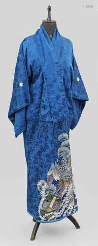 Japanischer Frauenkimono mit Kamonund Kragenschutz. Sog. Irotomesode. Blauer Seidenbrokat mit