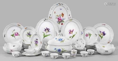 Speiserestservice mit Blumendekor29-tlg.; 6 Speise-, 6 Suppenteller, Deckelterrine, 4 Anbietplatten,