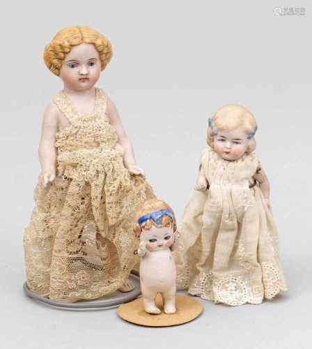 Drei kleine Ganzbiskuit-PuppenBiskuitprzellan. Vollplastisch gestaltete Kleinkinder und ein Kempie