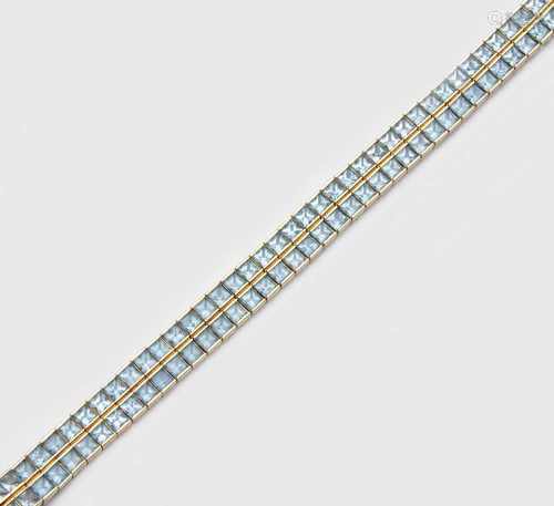 Topas-ArmbandGelbgold, gest. 750. Linear zweireihig besetzt mit himmelblauen Topasen im