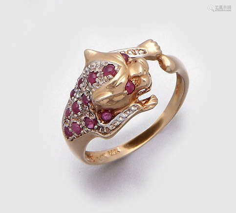 PantherringGelbgold, gest. 585. Ausgefasst mit diversen Rubincabochons. Gew. ca. 2,97 g.A panther