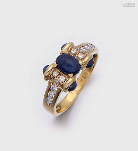 Saphir-Brillantring im Cartier-StilGelbgold, gest. 14 ct.; Zentral besetzt mit einem tintenblauen