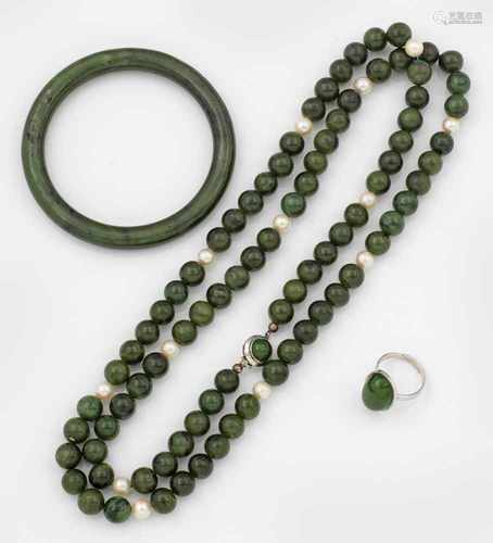 Jade-ParureSilber, gest. 925 und 853. Einreihige Kette aus spinatgrünen Jadeperlen von ca. 9,5 mm,