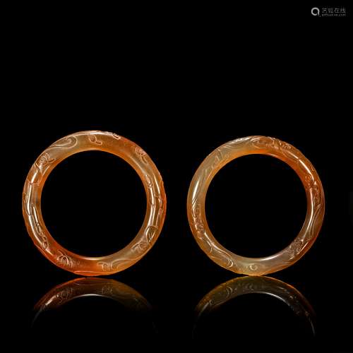 a pair of agate bracelet from Qing