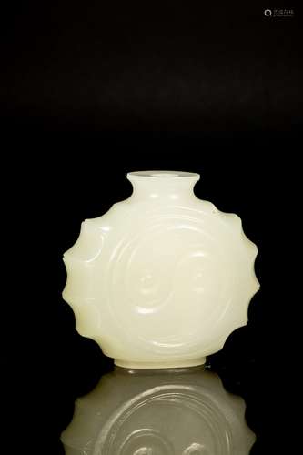 hetian jade snuff bottle from Qing